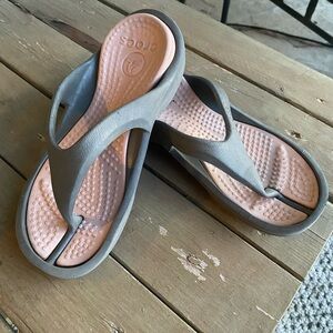 $19 clearance Crocs Flip Flop Sandals Women's 6 Pink Gray Slip On S16
